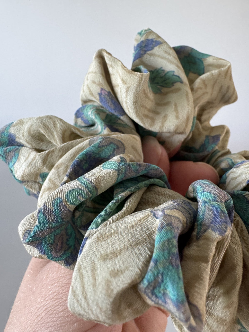 Scrunchie i creme og turkis