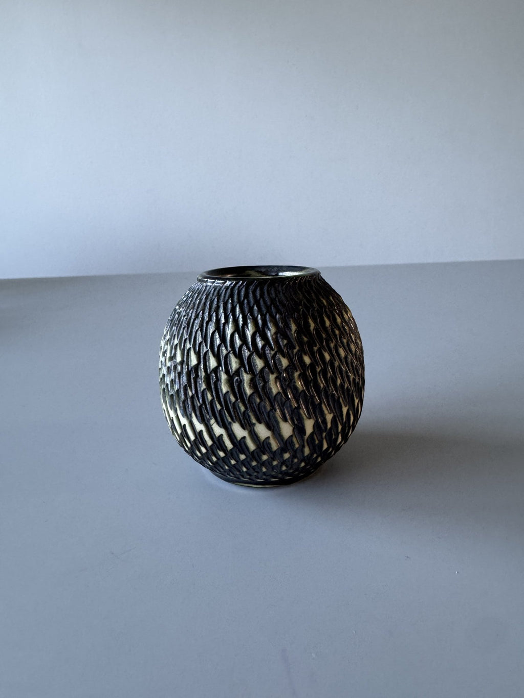 Lille rund retro vase med mønster – billede 2 af 6