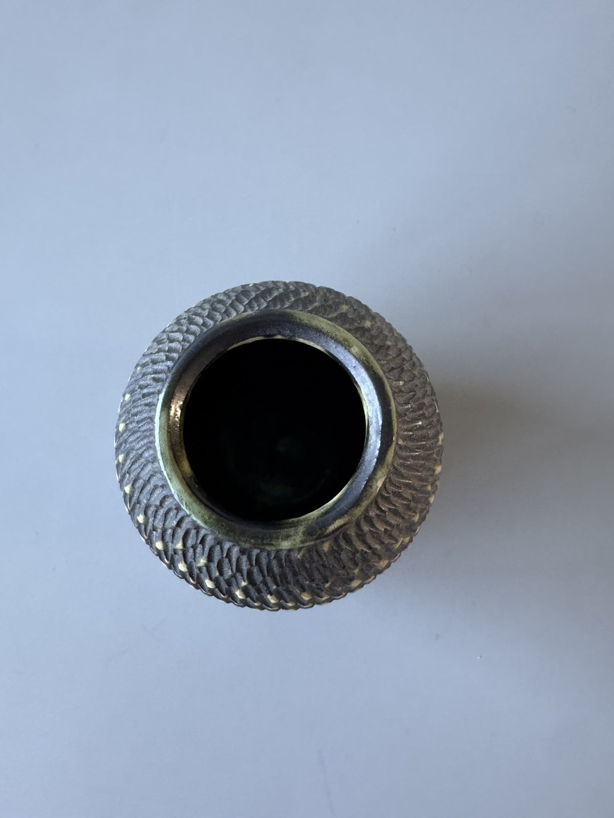Lille rund retro vase med mønster – billede 4 af 6