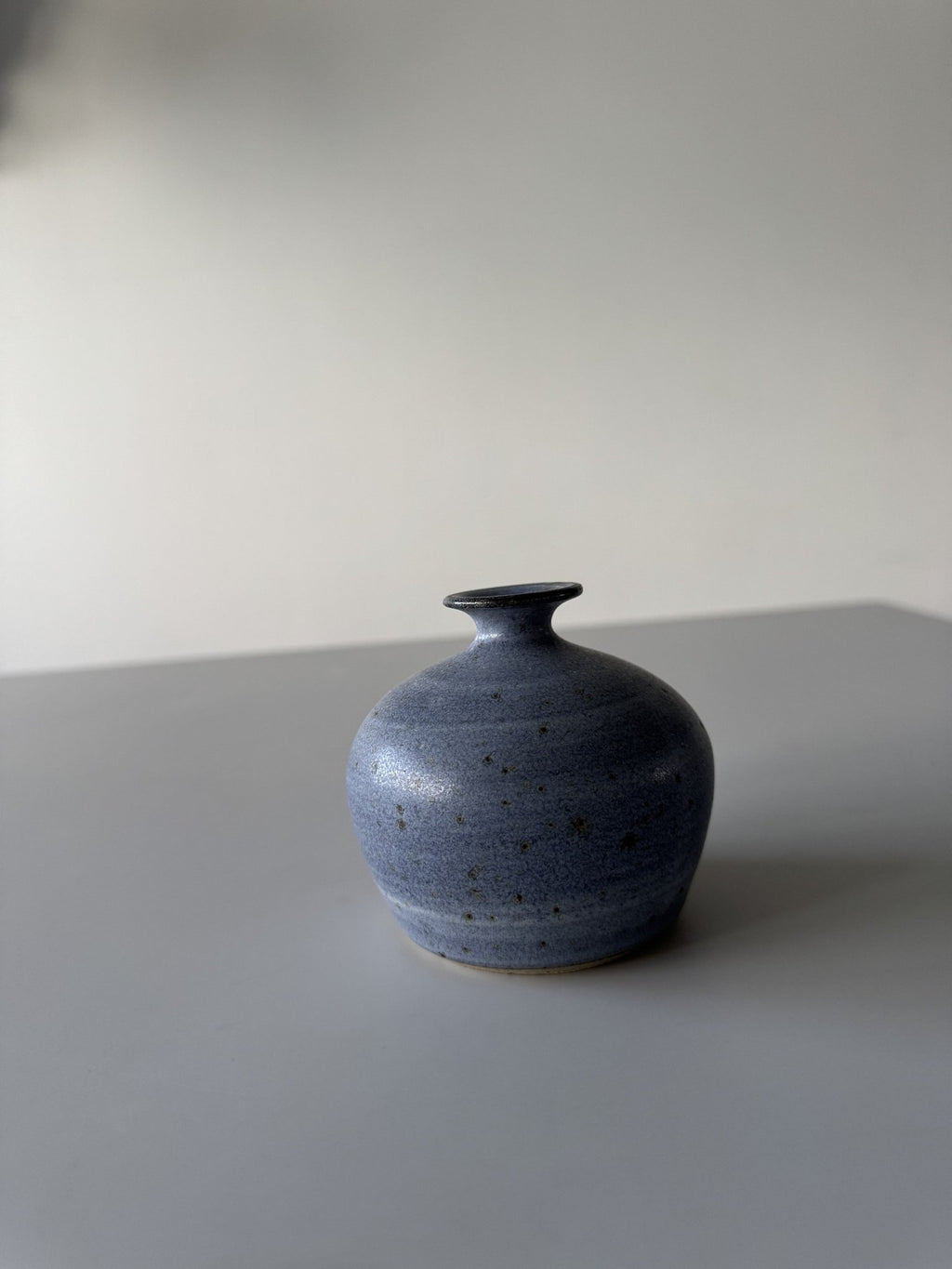 Blå kuglevase med smal hals – billede 3 af 8