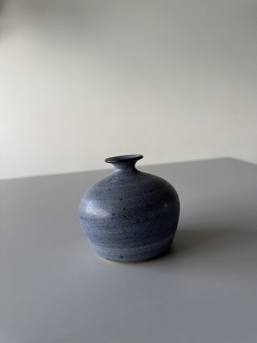 Blå kuglevase med smal hals – billede 2 af 8