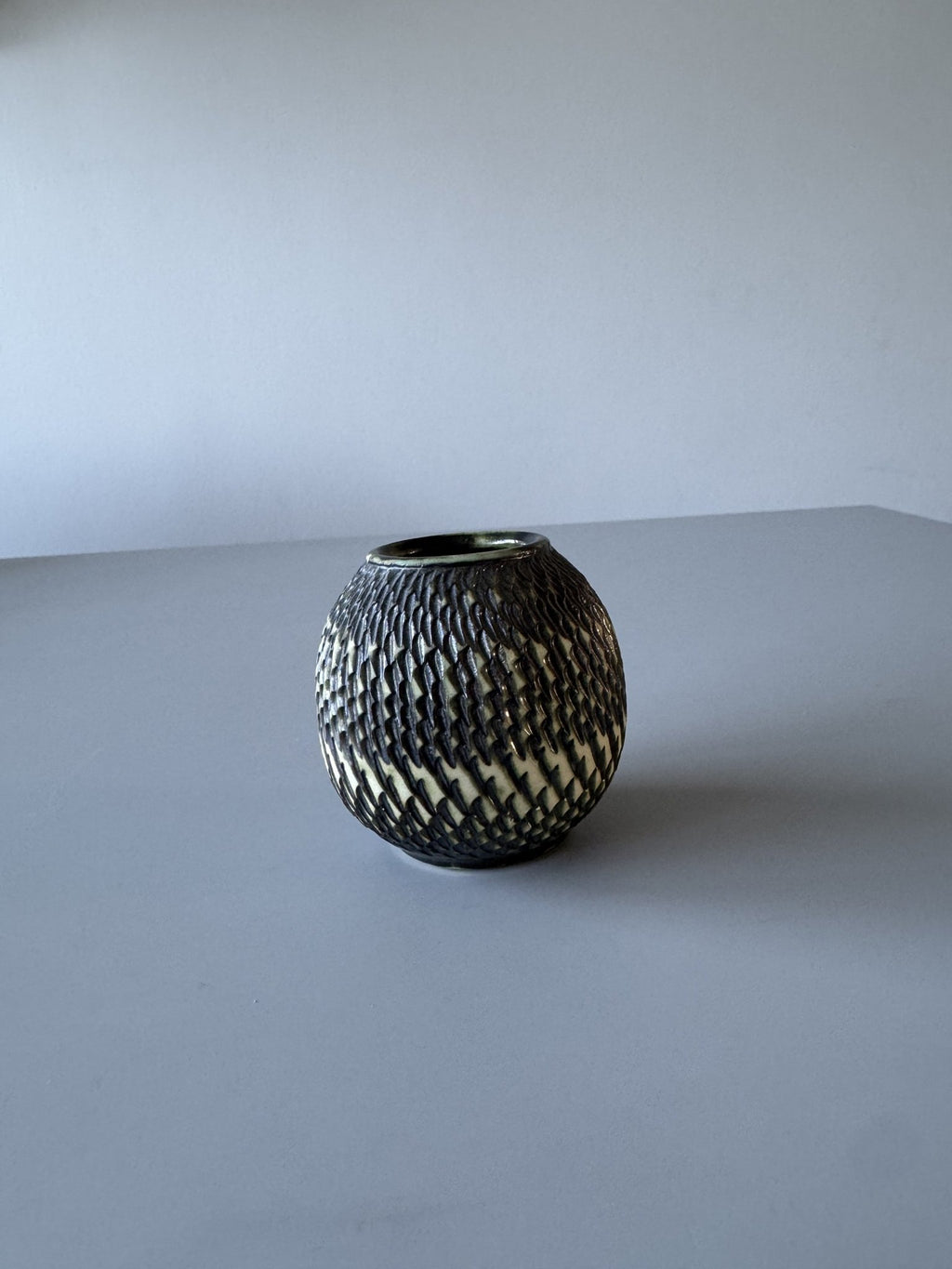 Lille rund retro vase med mønster