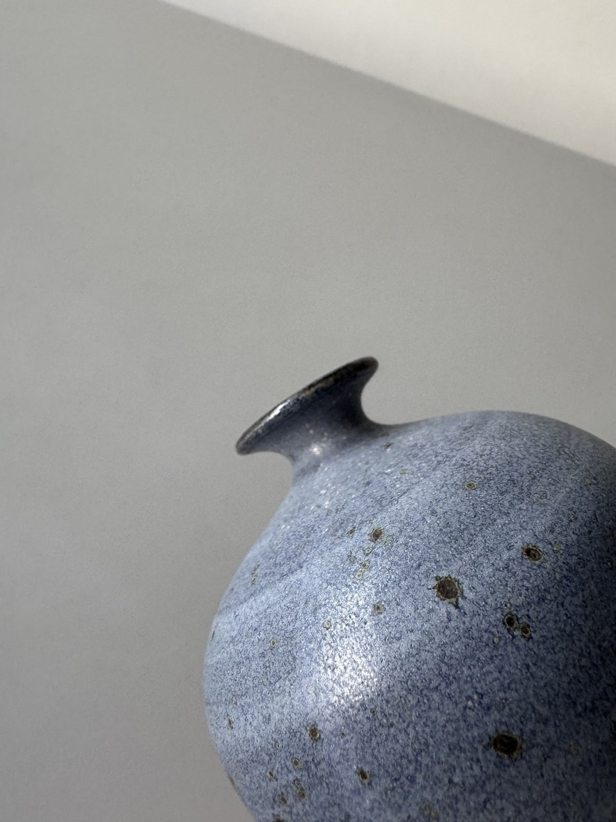 Blå kuglevase med smal hals – billede 8 af 8