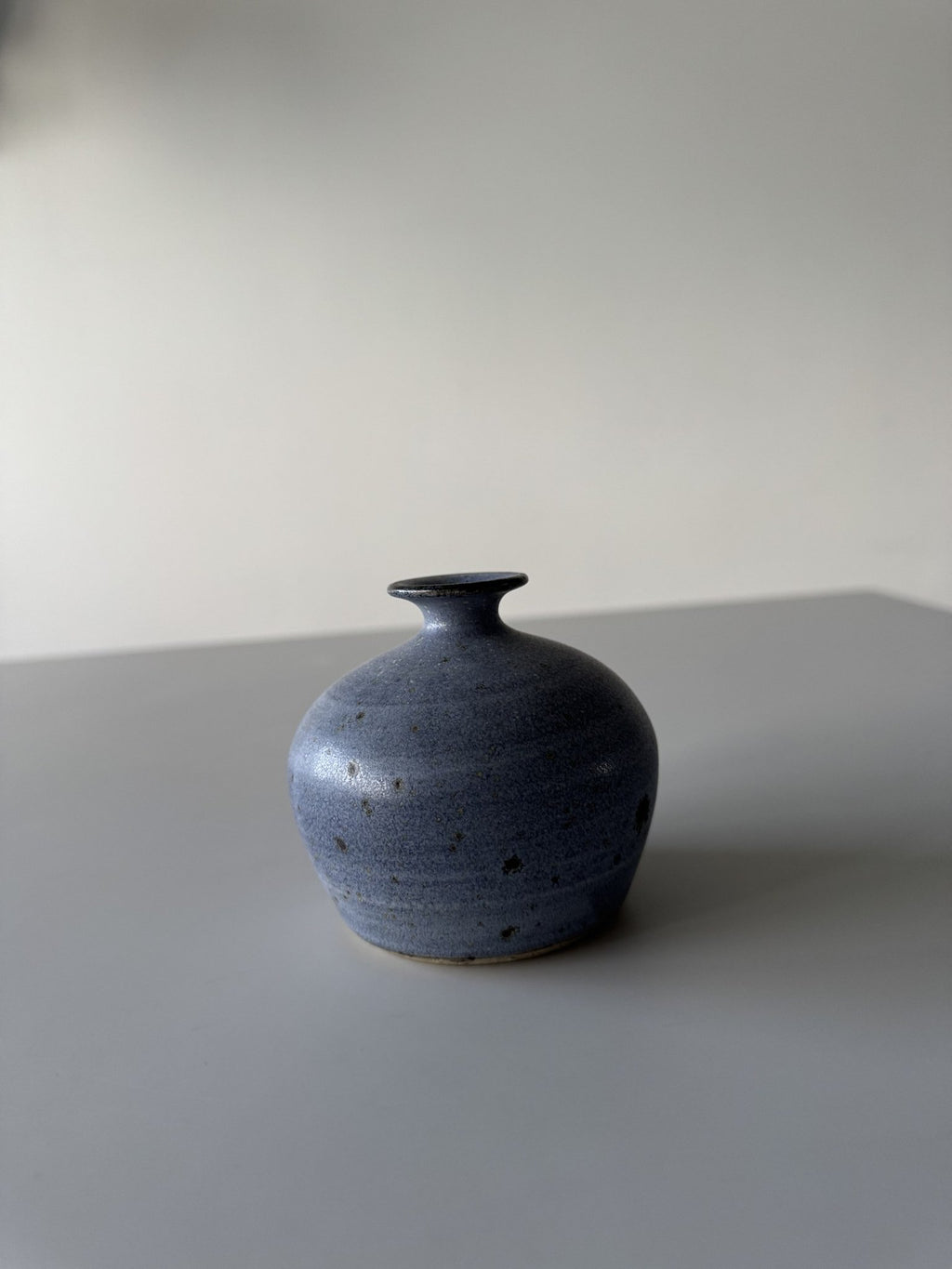 Blå kuglevase med smal hals – billede 4 af 8