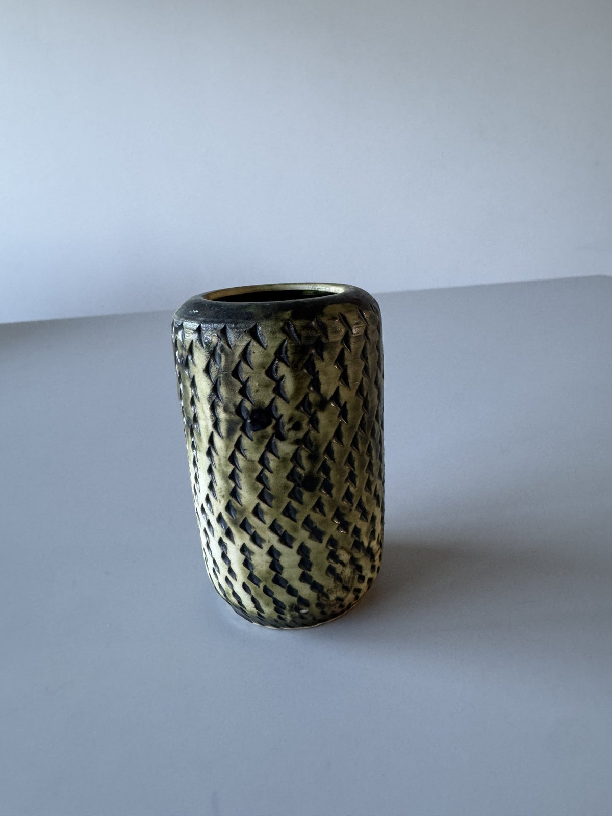 Lille cylinder retro vase med mønster – billede 3 af 6