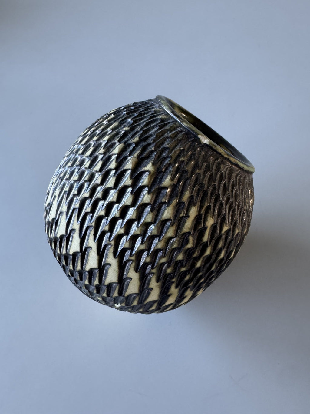 Lille rund retro vase med mønster – billede 6 af 6