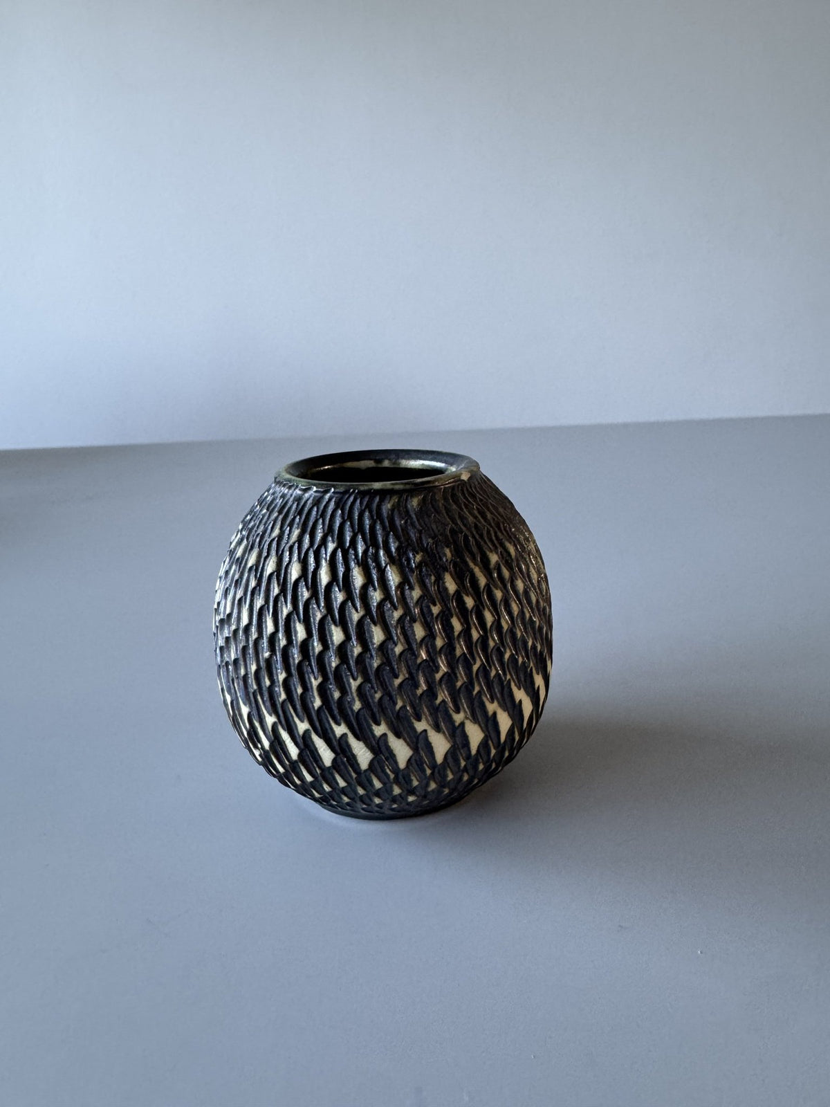 Lille rund retro vase med mønster – billede 3 af 6