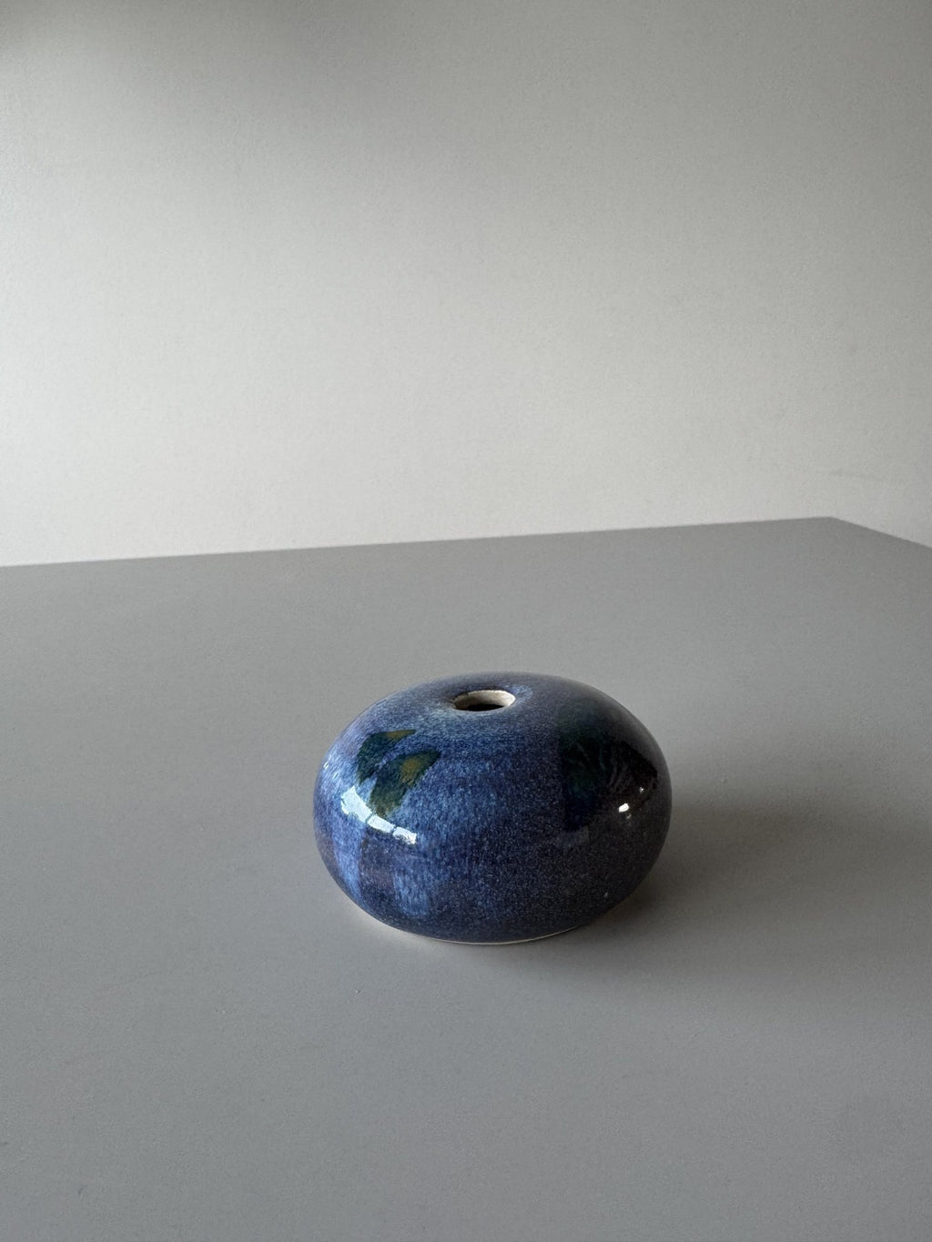 Flad rund vase