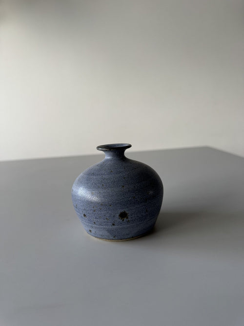 Blå kuglevase med smal hals