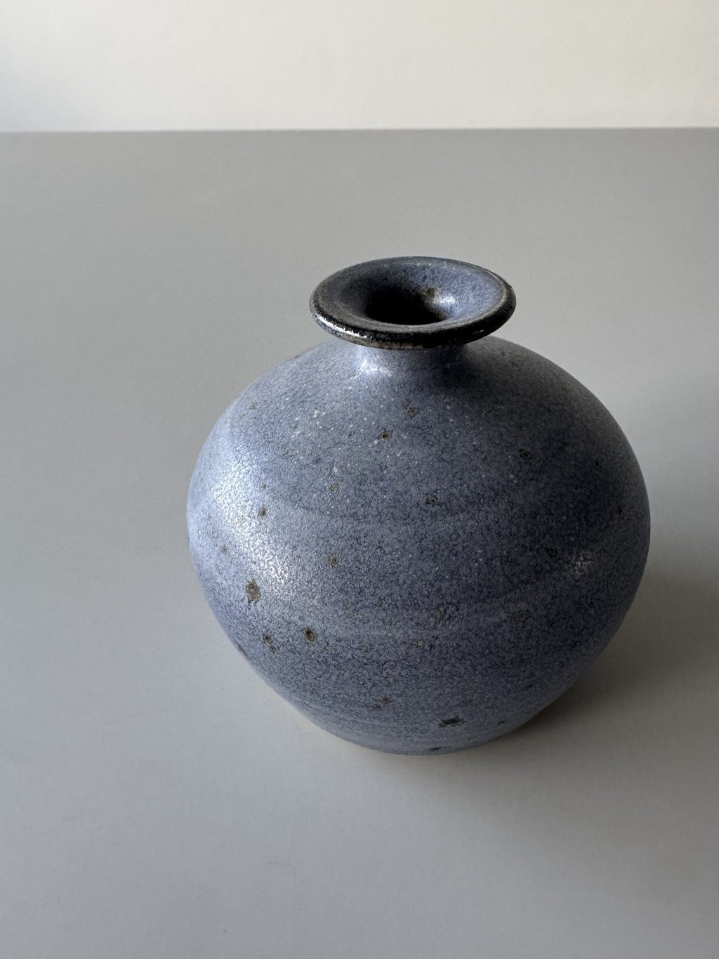 Blå kuglevase med smal hals – billede 6 af 8