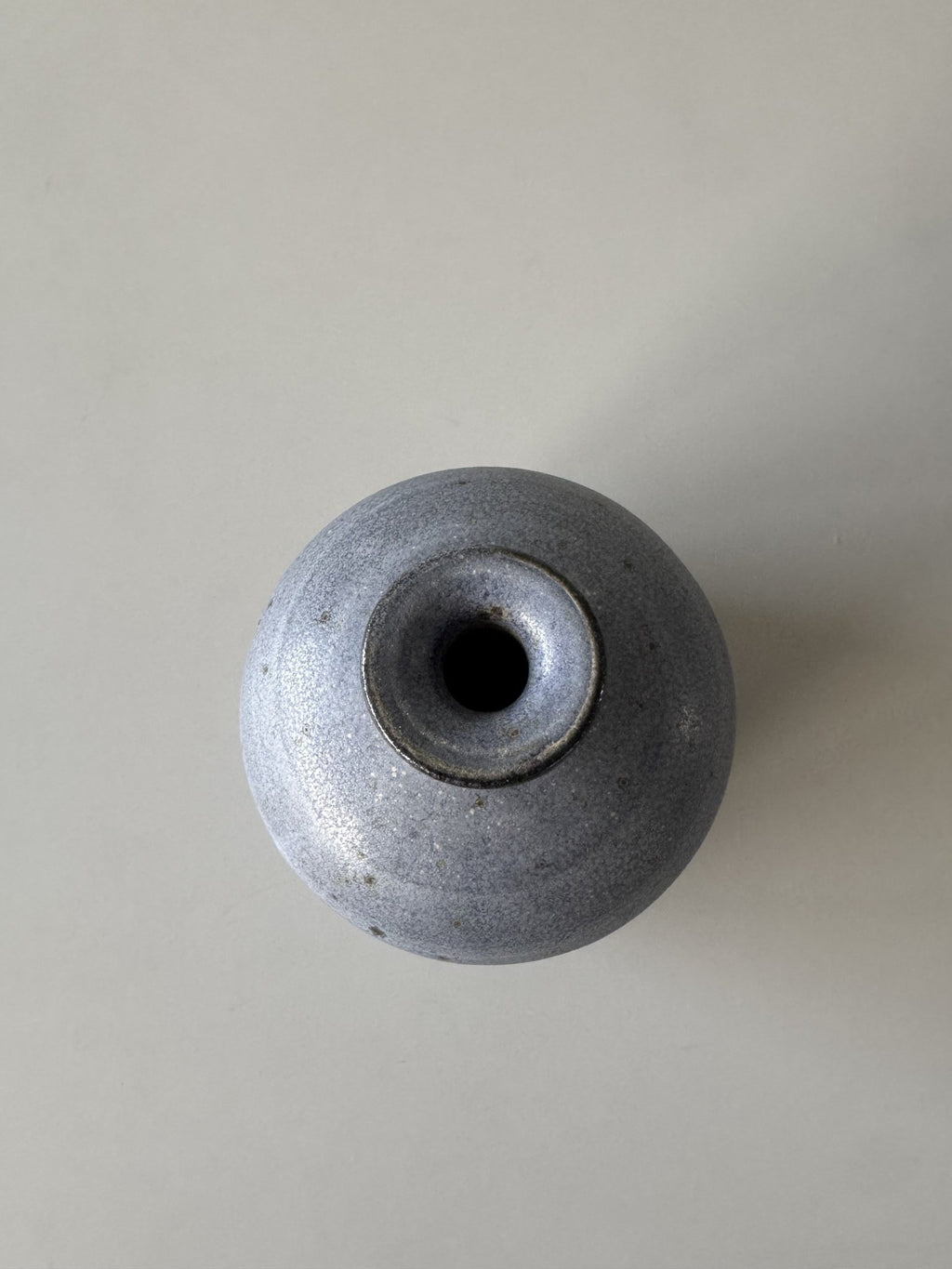 Blå kuglevase med smal hals – billede 5 af 8