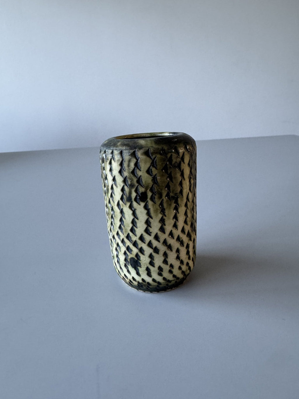 Lille cylinder retro vase med mønster – billede 2 af 6