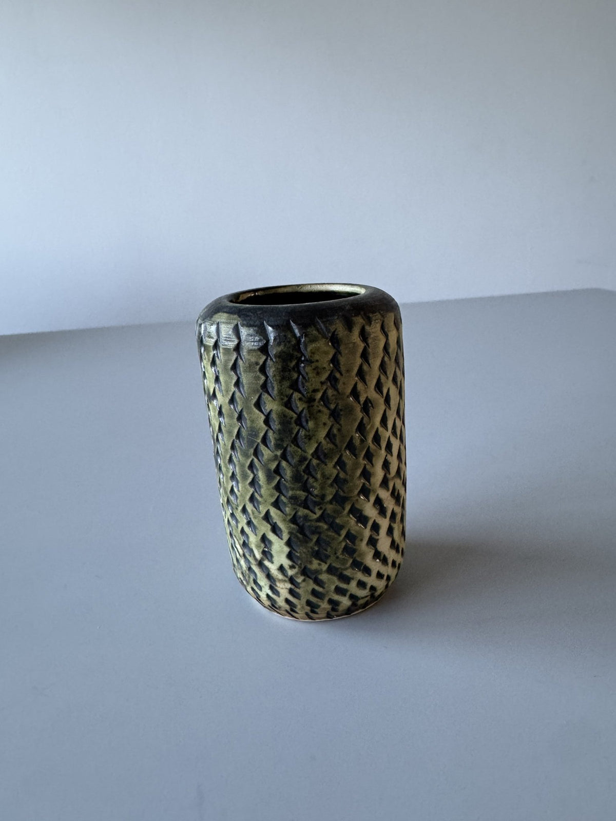Lille cylinder retro vase med mønster – billede 4 af 6