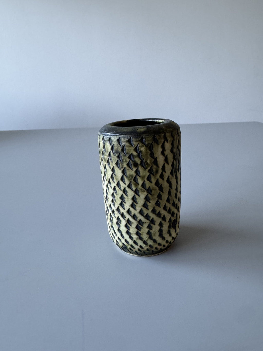 Lille cylinder retro vase med mønster