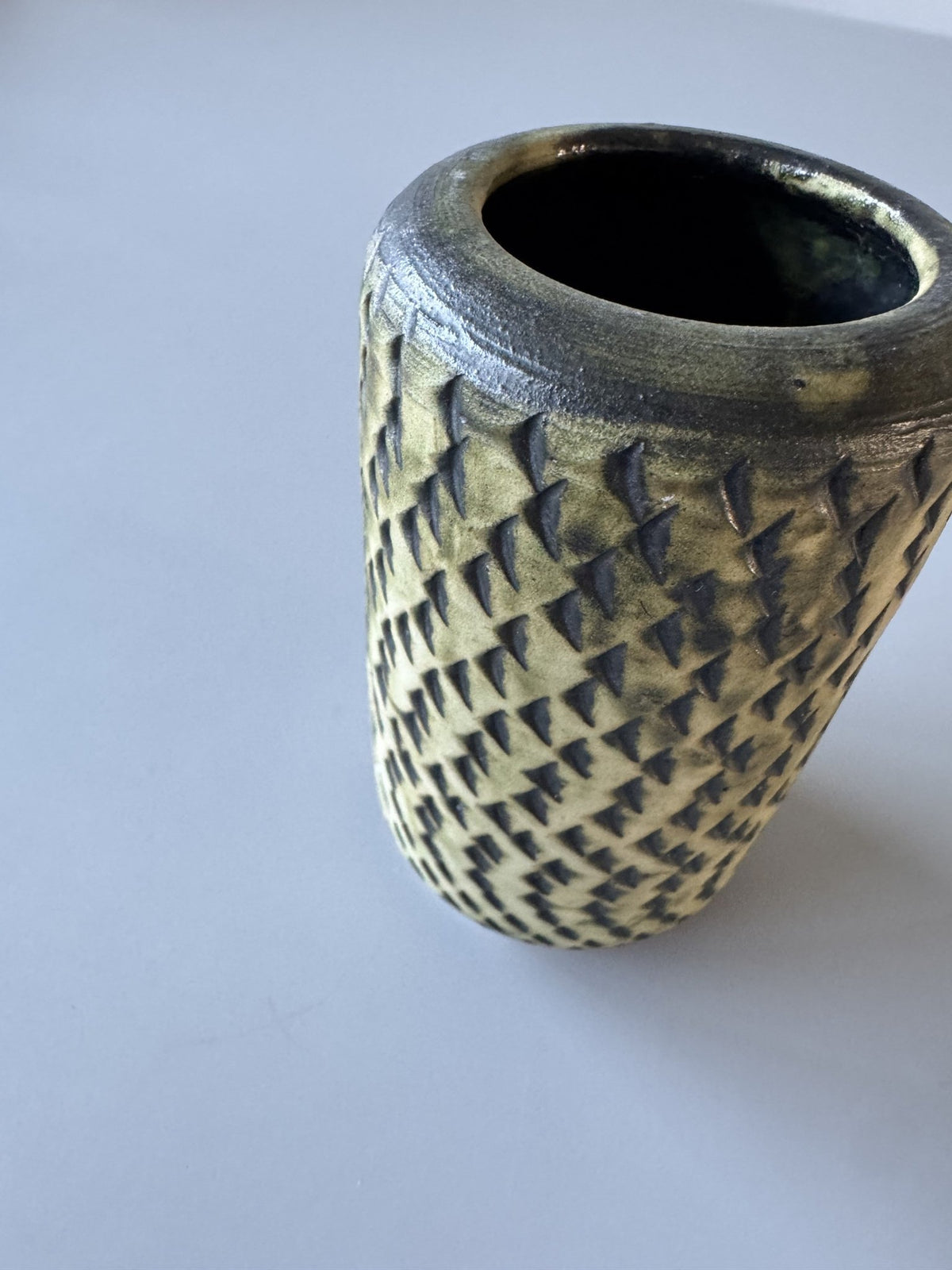 Lille cylinder retro vase med mønster – billede 5 af 6