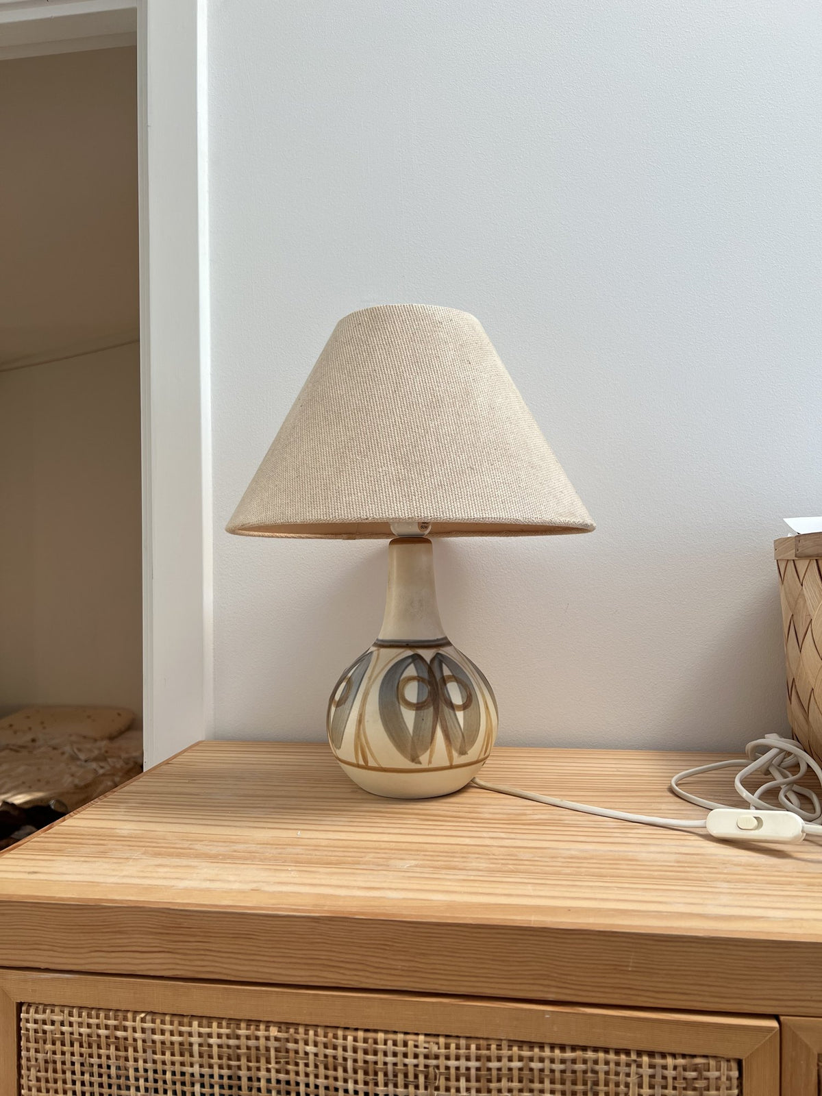 Keramisk bordlampe med bladmønster og lys skærm